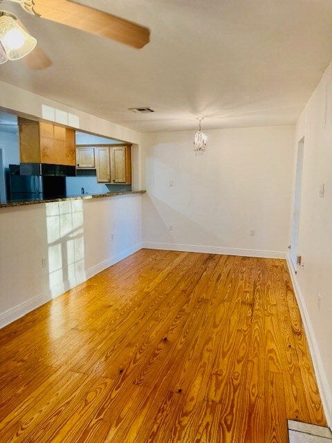 Combinación de sala de estar y comedor - 590 Royal Oak Dr