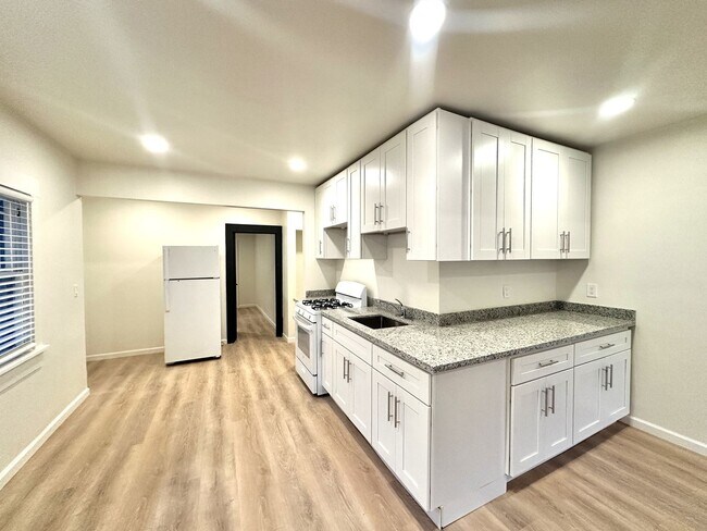 Foto del edificio - 5 Bed/2 Full Baths W/Washer&Dryer Hook Ups!