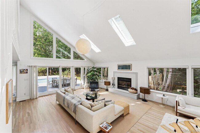 Foto del edificio - 24 Quogue Riverhead Rd