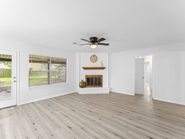 Building Photo - 2122 Briar Cir