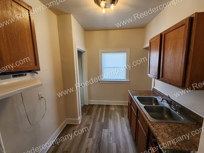 Foto del edificio - 2 bedroom 1 bath for rent. Located right a...