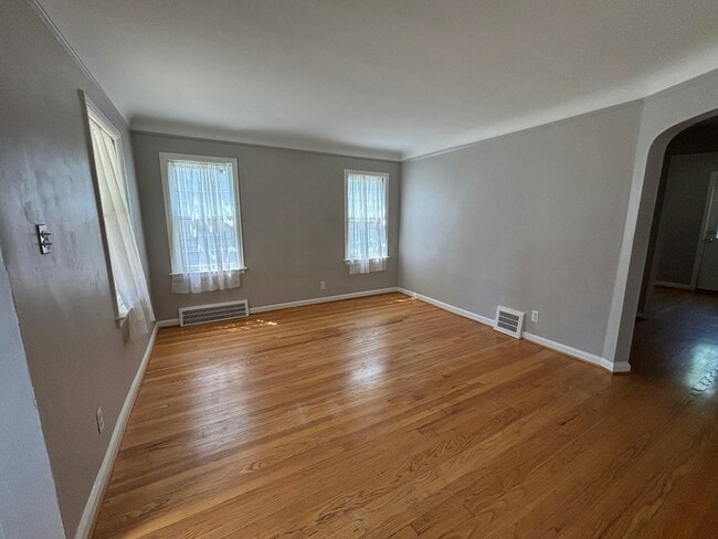 Building Photo - 581 Flowerdale St