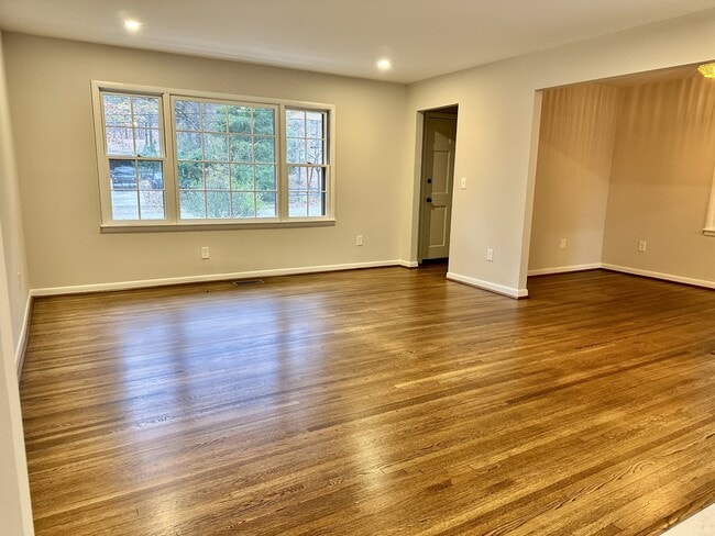 Building Photo - 231 Hillwood Ln