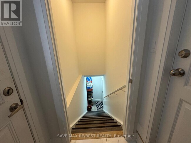 Building Photo - 118 Jura Cres