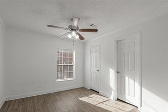 Building Photo - 121 Varsity Dr