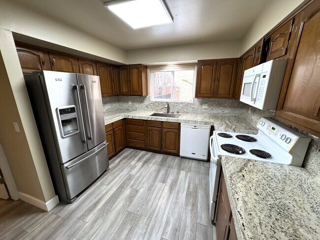 Foto del edificio - Spacious Renovated Condo near Downtown Menlo Park