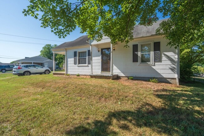 Building Photo - 3 bed and 1 bath farm house in Johnson City