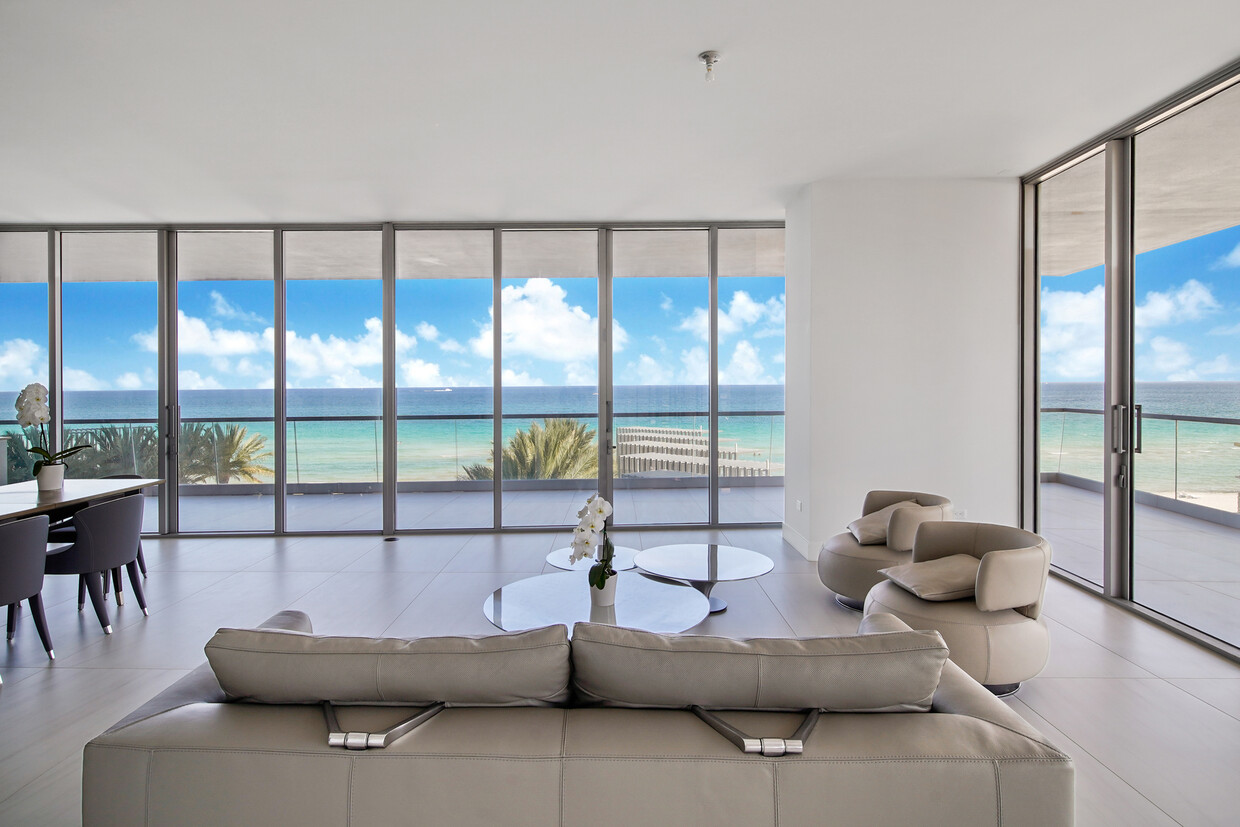 Foto principal - 18501 Collins Ave