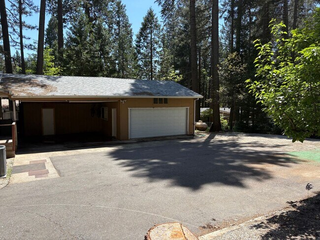 Foto del edificio - 15049 Pinehurst Way