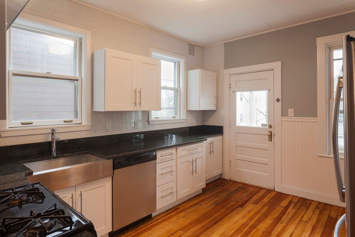 9/1 No Fee! Two-level 5BR/3BA near Porter Sq! - 9/1 No Fee! Two-level 5BR/3BA near Porter Sq!