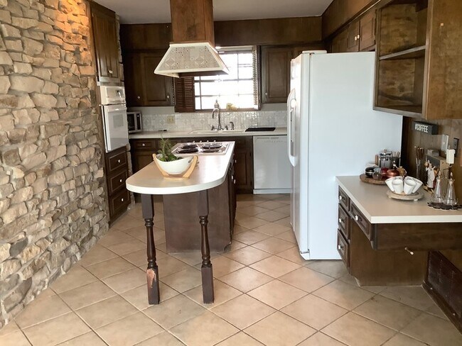 Building Photo - Beautiful Ranch Home