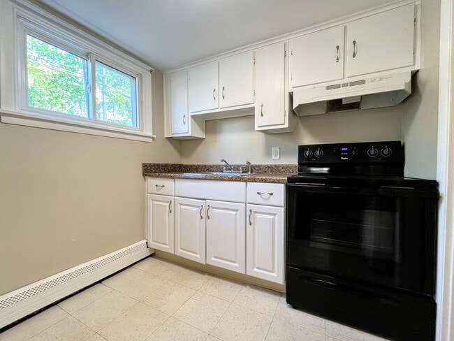 Building Photo - 2676 Sheridan Dr