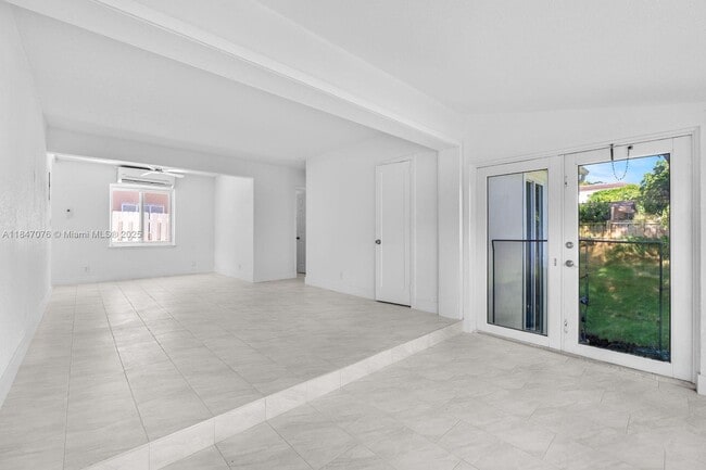 Building Photo - 1121 SW 18th Ct