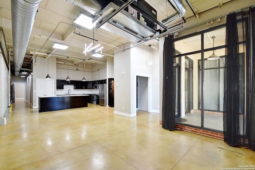 Foto principal - 3363 E Commerce St