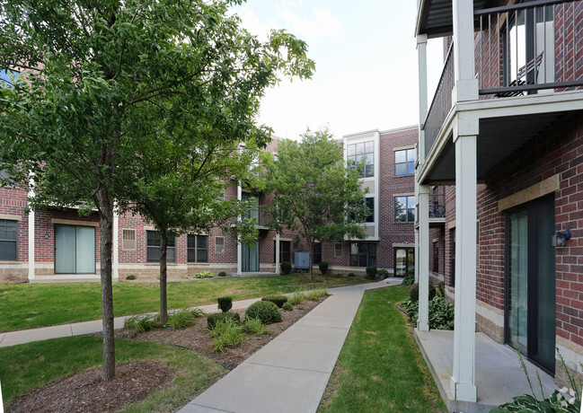 Courtyard - Concord Place Apartments