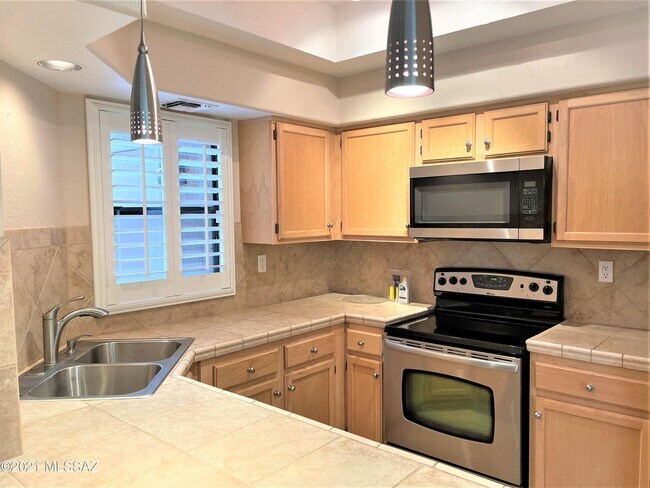 Building Photo - 6655 N Canyon Crest Dr