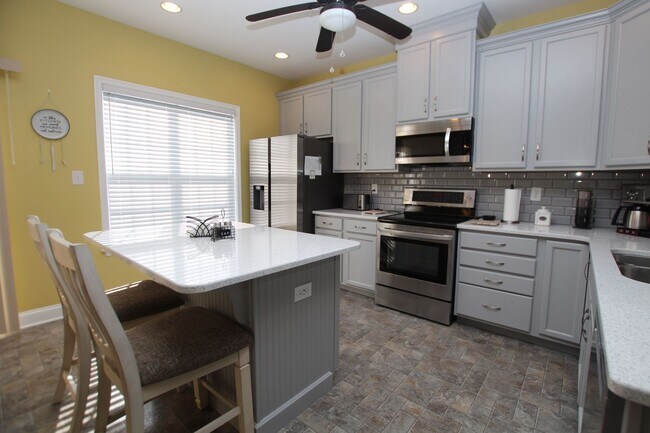 Building Photo - Spacious, Furnished Home for Rent!