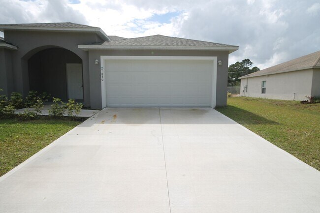Foto del edificio - Stunning 4BR/2BA Palm Bay Retreat with Modern Upgrades & Oversized Lot!!