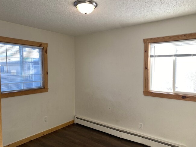 Building Photo - 3 Bedroom 2 Bathroom Duplex in Quiet Neigh...