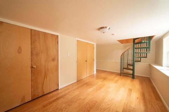 Building Photo - SUPER Unique Artsy Loft on Dana Street!  T...