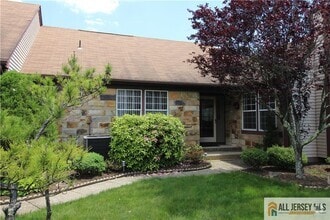 Building Photo - 25 Bedfordshire Dr