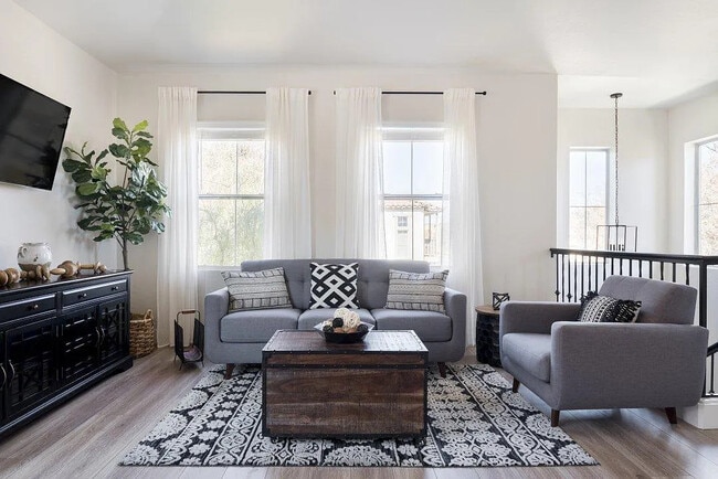Interior Photo - 156 W Laurel Ct