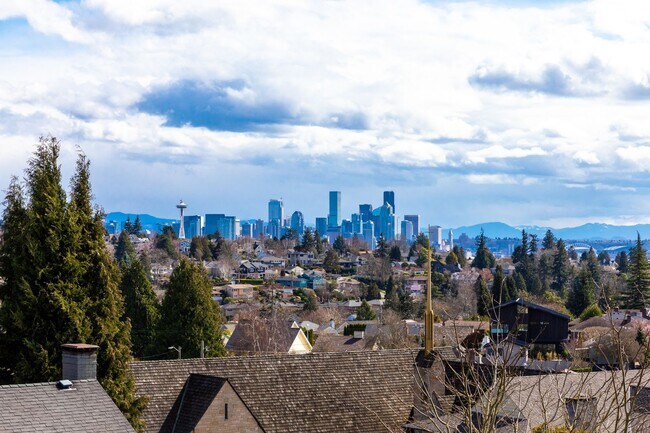 Building Photo - REDUCED AND $750 OFF!!!! Enjoy the Beauty ...