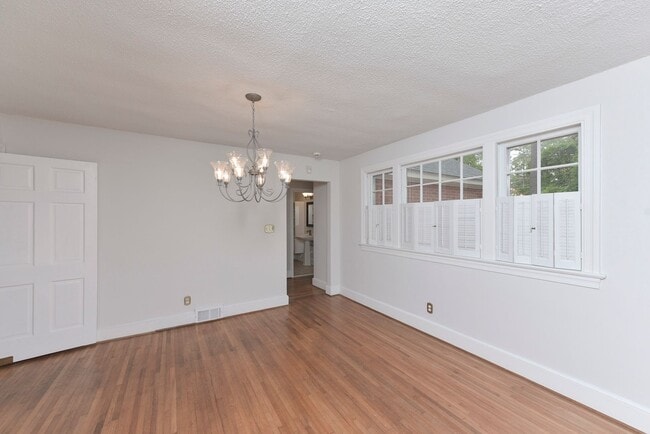 Foto del edificio - Charming 3 Bedroom, 2 Bath All-Brick Bungalow with Garage!