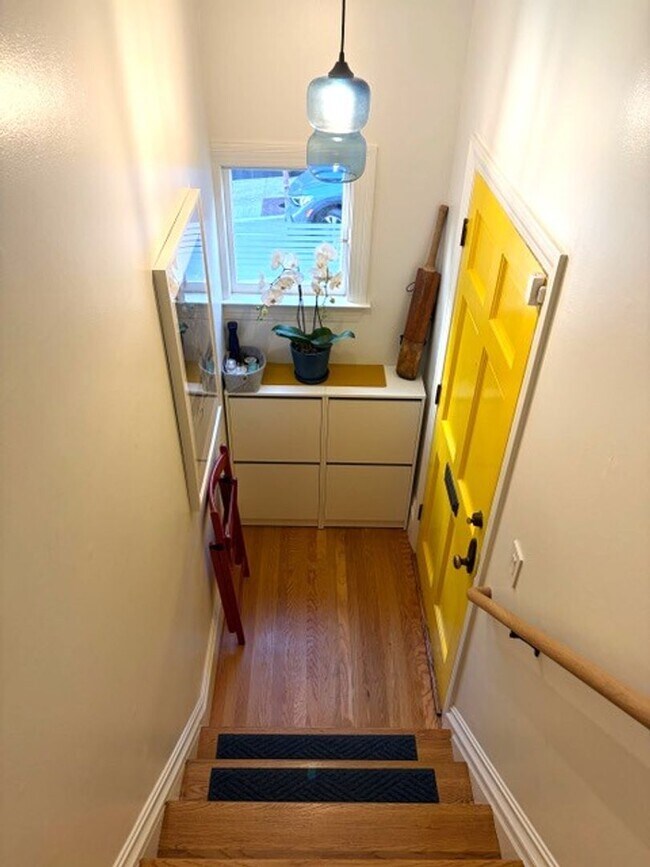 Foto del edificio - COMING SOON!  Stunning 2 Bedroom, 1 Bath, Washer/Dryer in Unit/ AMSI M. Couture