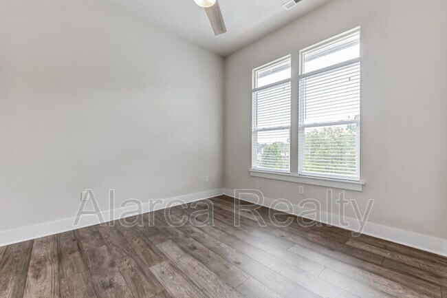 Building Photo - 935 McAlway Rd