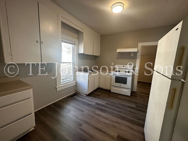Building Photo - 2025 Thurmond St