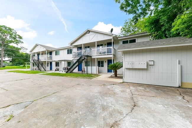 Building Photo - 1312 W Adoue St