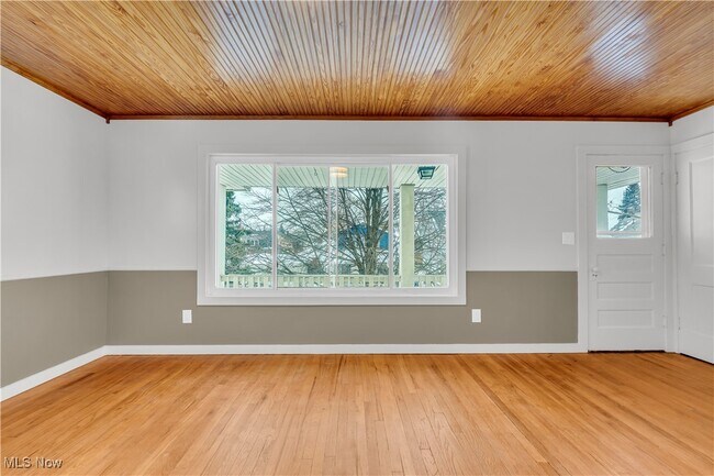 Foto del edificio - 10403 Russell Ave