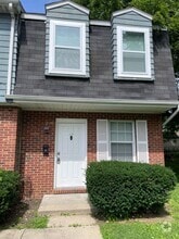 Building Photo - 10 Creston Arms Ct