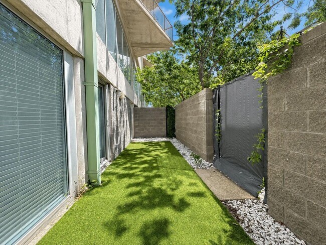 Building Photo - Modern Condo in The Cedars, Dallas with Private Patio | Available for Lease!