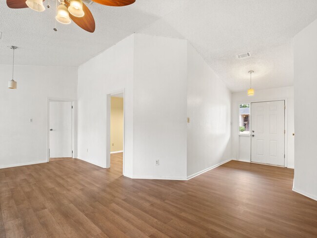 Building Photo - 1609 Amour Dr