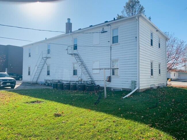 Building Photo - 209 SW Cherry St