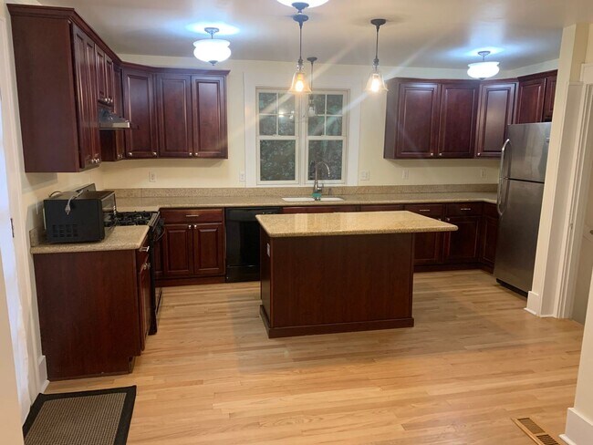 Building Photo - 3 br, 2.5 bath House - 2778 SW Fairview Blvd