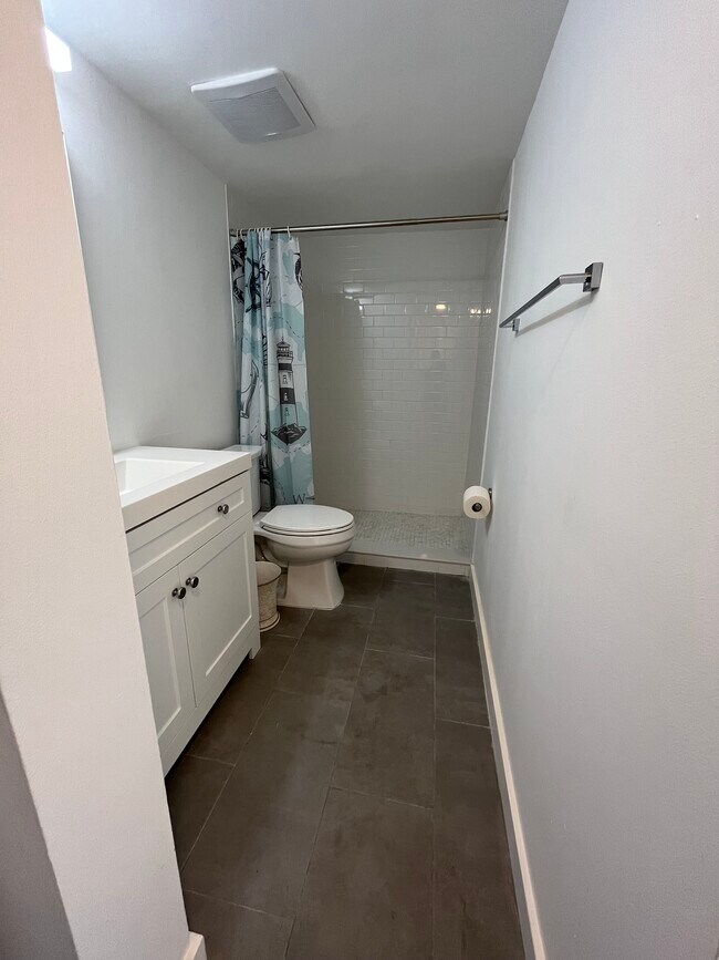 Baño 203 - 1100 6th Ave S