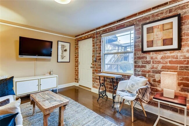 Building Photo - 24 Daniel St SE