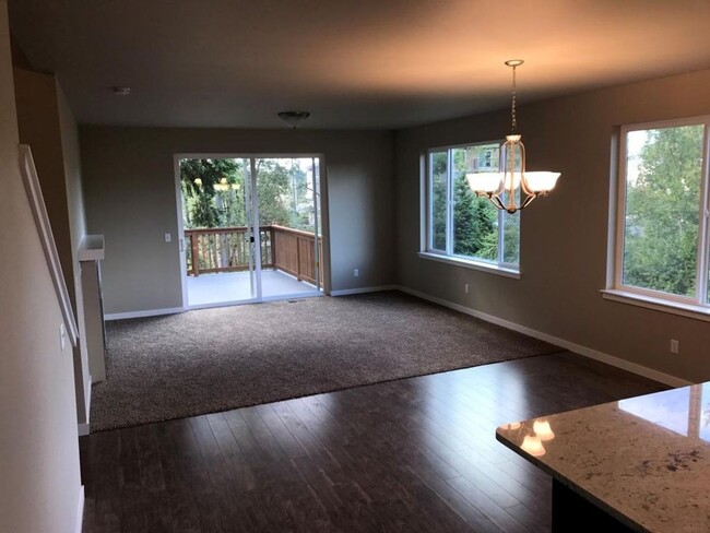 Building Photo - Exquisite Newer 2 Story Home near Bellis F...
