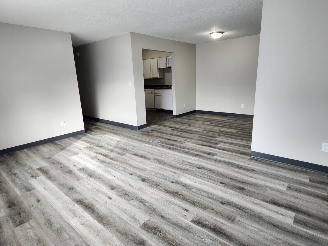 102 Oak St Unit 4, Hiawatha, IA 52233 Apartments in Hiawatha, IA