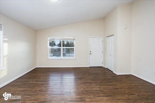 Foto del edificio - 3461 - 3467 S Vale Avenue