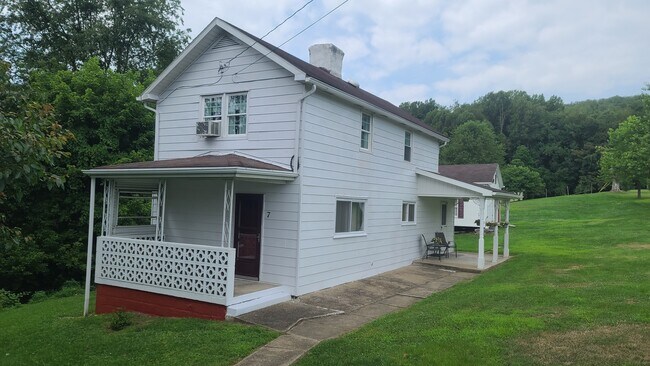 Fully furnished two bedroom house on private .8 acre wooded lot - 6 Wilson St