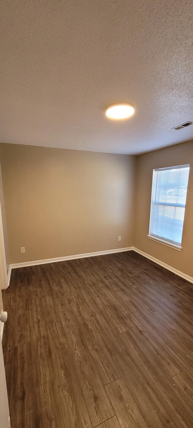 Building Photo - 2613 Stewart Dr