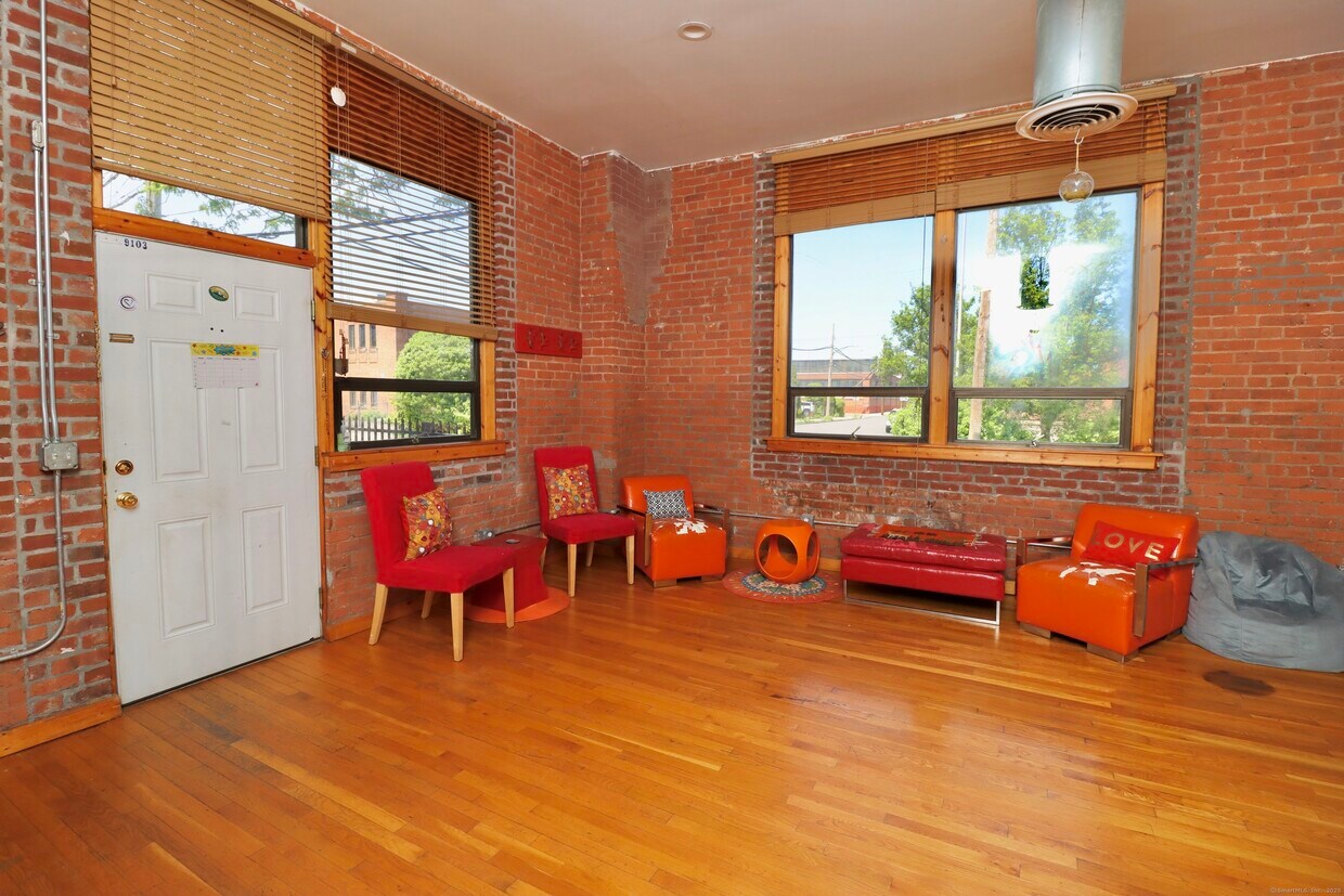 Foto principal - 325 Lafayette St