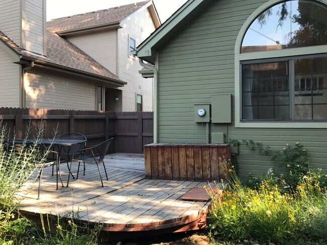 Building Photo - 2 bed 2 bath 2 car garage home near bike t...