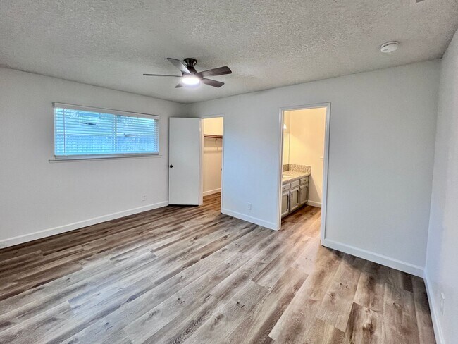 Building Photo - $2,595 Fresno St. & Bullard, 4 Bedroom House - E. Escalon Ave, Fresno