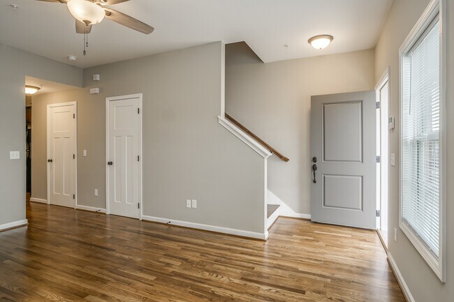 Foto del edificio - 345 W Broad St