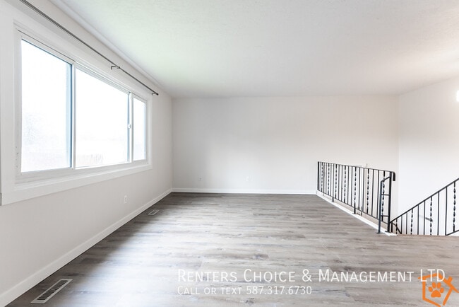 Building Photo - Spacious & Updated 4-Plex Unit with Lawn C...